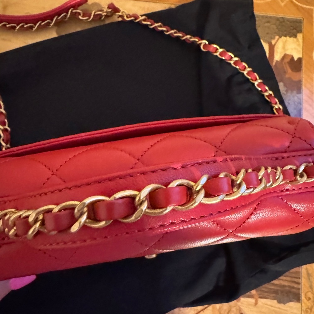 Chanel Infinity Chain mini bag in red quilted leather. - Picture 4 of 11